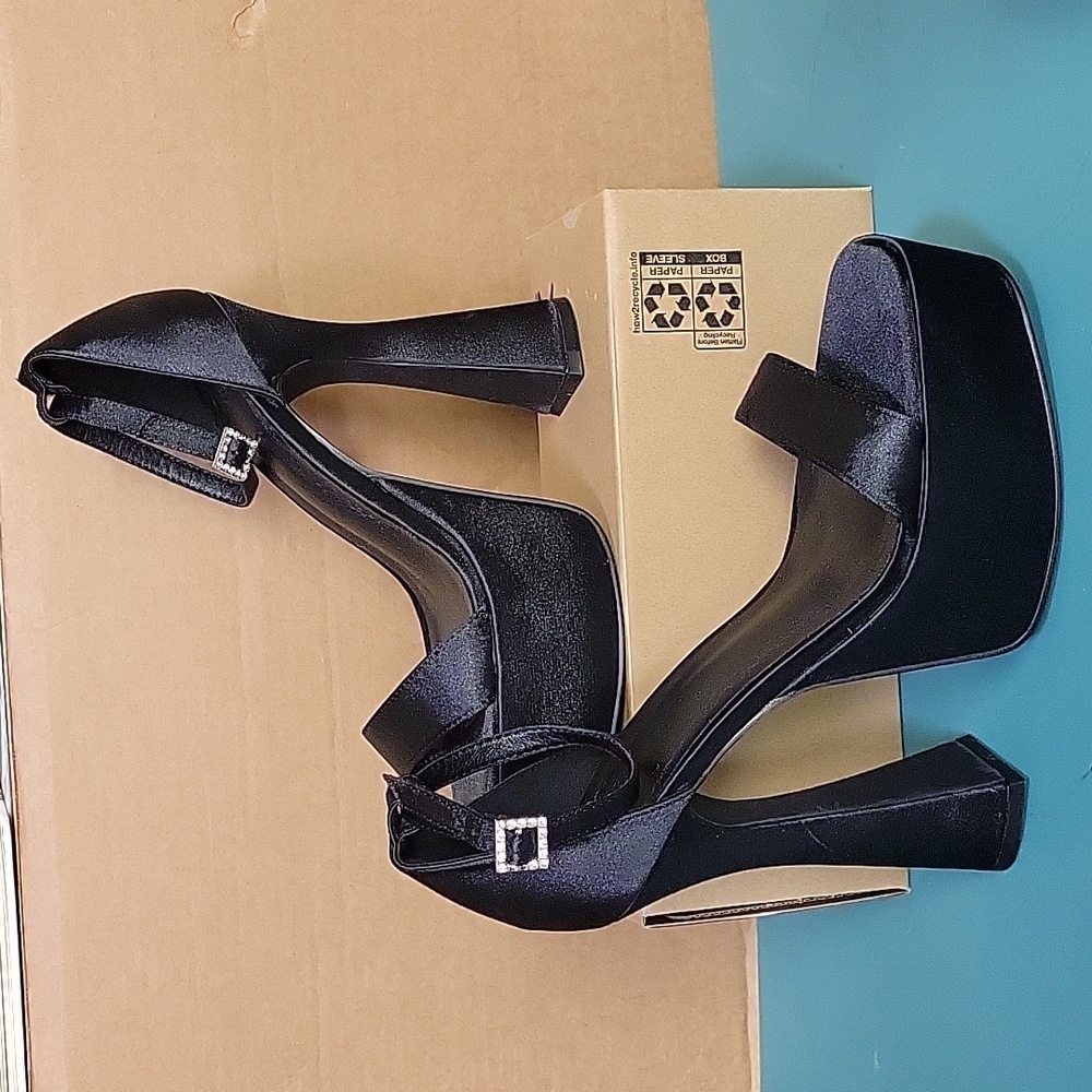 Woman shoe size 9 I'm not sure of the brand